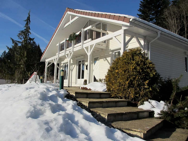 Façade du chalet blanc à Gerardmer