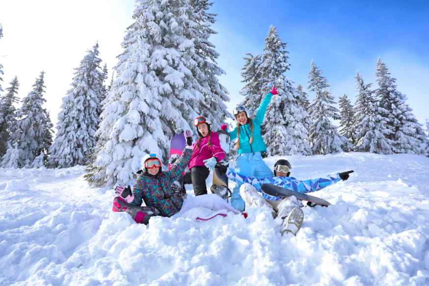 Famille en snowboard prend la pose sur les pistes de ski de la station de Mauselaine